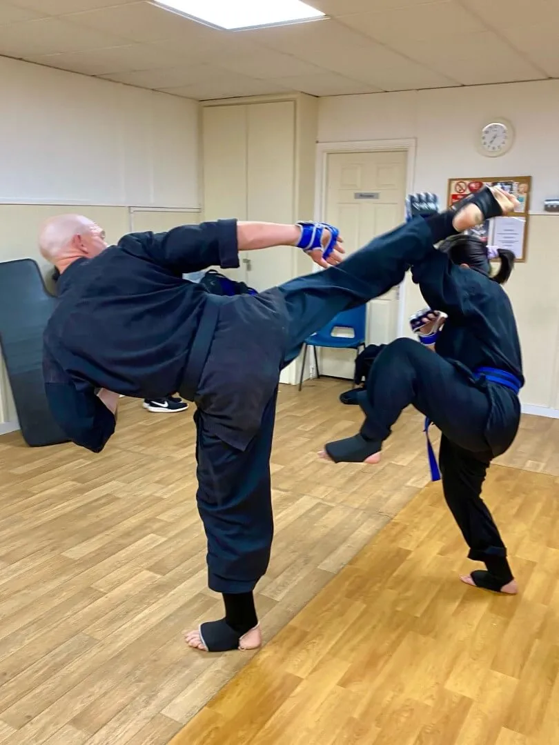 https://www.shuhari.co.uk/_app/immutable/assets/Karate_classes_for_adults_in_Bracknell.aedd693a.webp