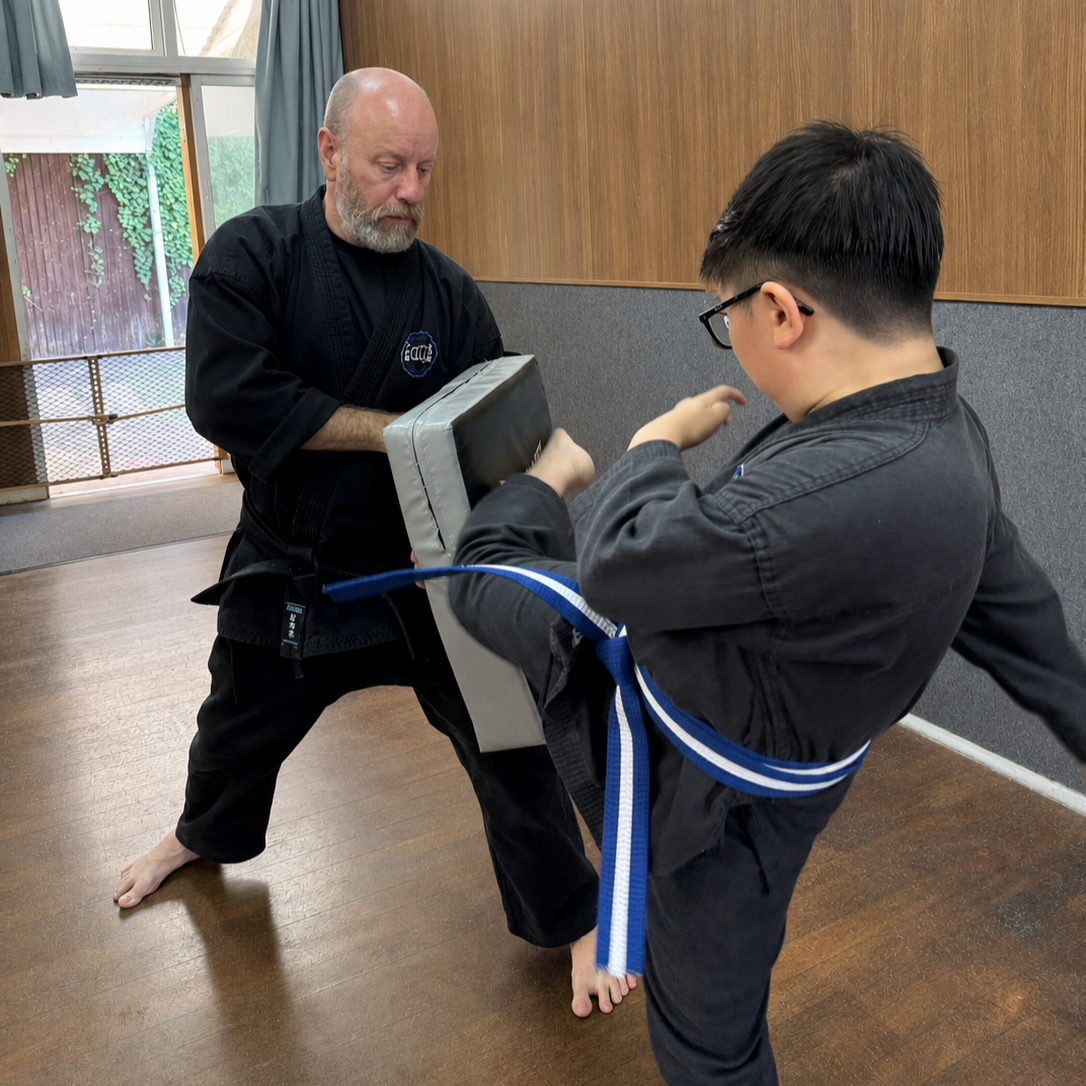 Brian Southon of Shuhari Self Defence Cippenham teaching a childrens martial arts class